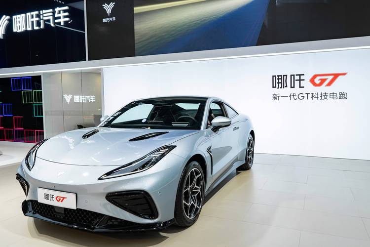 佛山52哪吒汽车在智能汽车领域的表现，领途汽车在新能源汽车市场中的影响力